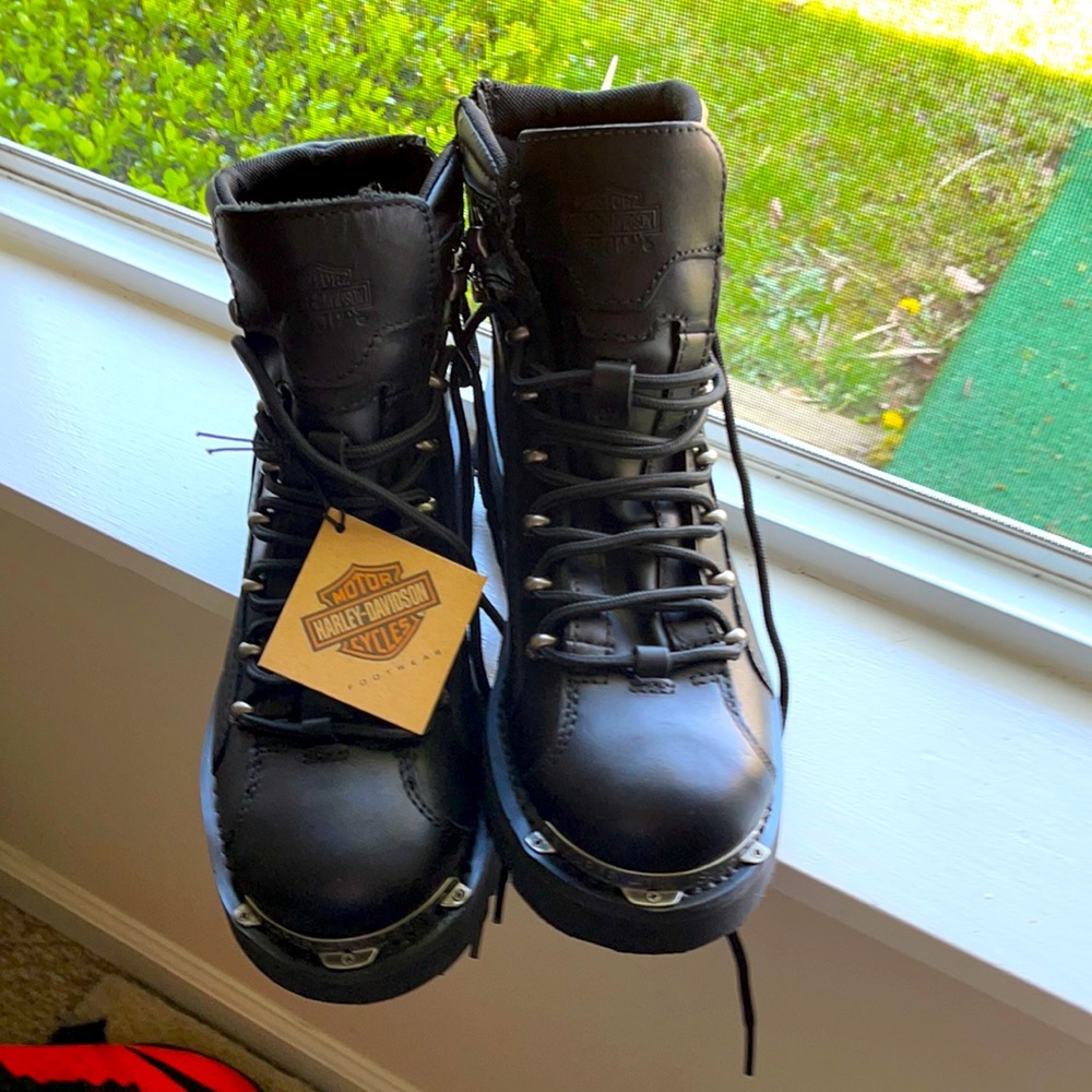 Men’s shoe size 7 and a half Brand New never worn
